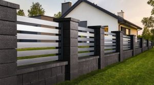 Как выбрать идеальный забор для вашего дома: руководство по выбору и материалам